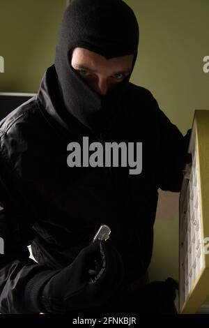 Uomo che indossa una maschera derubato un negozio di gioielli - Robbery Concetto Foto Stock