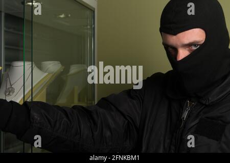 Uomo che indossa una maschera derubato un negozio di gioielli - Robbery Concetto Foto Stock