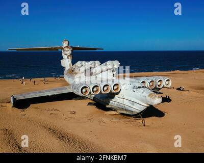 Abbandonato sovietico classe Lun ekranoplan sulla costa del Mar Caspio, vista aerea. Foto Stock