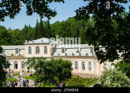 Peterhof, Russia: 16 luglio 2016 - il parco del palazzo. Celebrazione dell'apertura delle fontane. Turisti che visitano il punto di riferimento di San Pietroburgo. Foto Stock