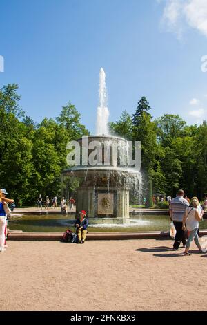 Peterhof, Russia: 16 luglio 2016 - il parco del palazzo. Celebrazione dell'apertura delle fontane. Turisti che visitano il punto di riferimento di San Pietroburgo. Foto Stock