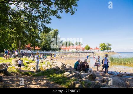 Peterhof, Russia: 16 luglio 2016 - il parco del palazzo. Celebrazione dell'apertura delle fontane. Turisti che visitano il punto di riferimento di San Pietroburgo. Foto Stock