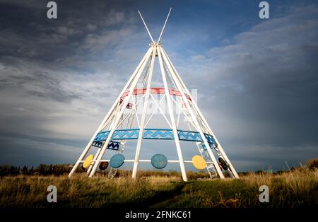 Medicine Hat Alberta Canada, May13 2021: Il tè più alto del mondo che si erge sotto un cielo spettacolare accanto alla Trans Canada Hiway in una città canadese. Foto Stock