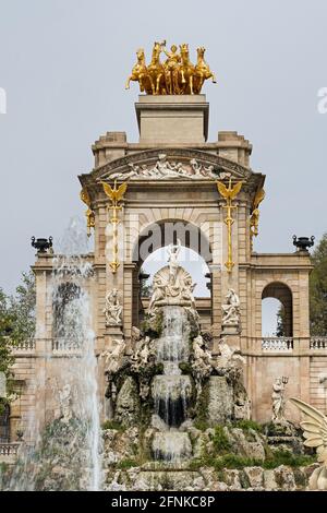 Font de la Cascada con Quadriga de l'Aurora in cima a Parc de la Ciutadella, Barcellona, Spagna Foto Stock