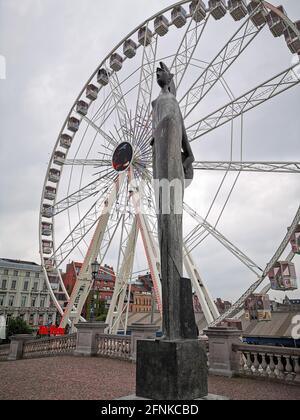 Statua della dea Minerva di fronte alla ruota panoramica, Anversa, Belgio Foto Stock