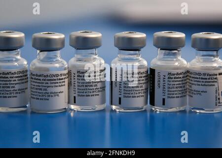 Londra, Regno Unito. 15 maggio 2021. Fiale contenenti Pfizer e vaccino BioNTech Covid-19 presso un centro di vaccinazione di Londra. Credit: SOPA Images Limited/Alamy Live News Foto Stock