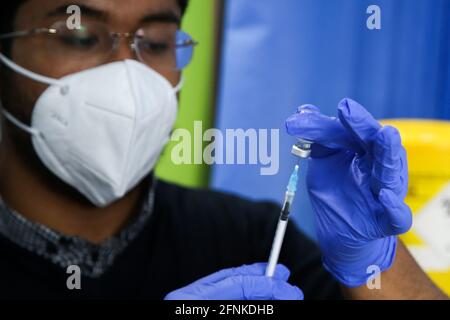 Londra, Regno Unito. 15 maggio 2021. Un operatore sanitario prepara una dose di vaccino Pfizer, coronavirus (Covid-19) in un centro di vaccinazione a Londra. Credit: SOPA Images Limited/Alamy Live News Foto Stock