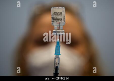 Londra, Regno Unito. 15 maggio 2021. Un operatore sanitario prepara una dose di vaccino Pfizer, coronavirus (Covid-19) in un centro di vaccinazione a Londra. Credit: Dinendra Haria/SOPA Images/ZUMA Wire/Alamy Live News Foto Stock