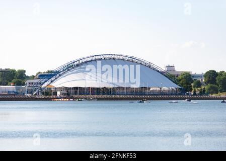 Minsk. Bielorussia. Estate 2019. Palazzo di ghiaccio sulla riva del fiume Svisloch vicino a Pobediteley Avenue in estate calda. Foto Stock