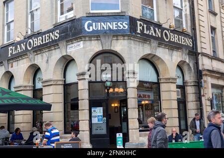 Flan o'Briens Irish pub Guinness Advert, Bath, Somerset, Inghilterra, Regno Unito Foto Stock