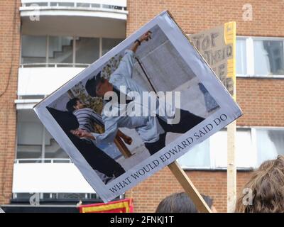 Londra, Regno Unito. 15/05/21 UN protetore tiene un cartello con l'immagine di Edward Said in una manifestazione contro gli attacchi a Gaza. Foto Stock