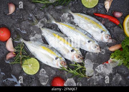 Pesce fresco crudi striscia gialla con limone, pesce sgombro su ghiaccio per cucinare il cibo nel ristorante, vista dall'alto Foto Stock