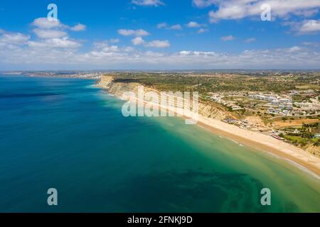 Spiaggia di Canavial. Scogliere portoghesi della costa dorata meridionale. Vista aerea sulla città di Lagos in Algarve, Portogallo. Foto Stock