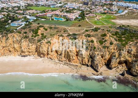 Spiaggia di Canavial. Scogliere portoghesi della costa dorata meridionale. Vista aerea sulla città di Lagos in Algarve, Portogallo. Foto Stock