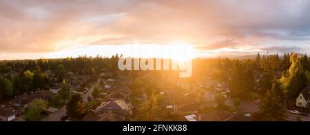 vista di un quartiere suburbano durante un vivace e colorato tramonto Foto Stock
