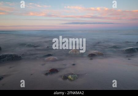 Splendido tramonto sull'oceano sulla spiaggia dopo una giornata estiva Foto Stock