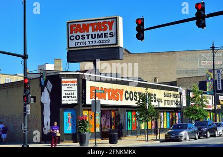 Chicago, Illinois, Stati Uniti. Un negozio di costumi speciali sul lato nord-ovest nel quartiere Six Corners della città. Foto Stock