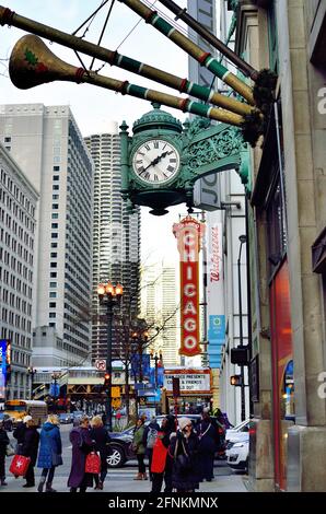 Chicago, Illinois, Stati Uniti. Macy's on state Street a Chicago decorato per Natale. Macy's, il punto di riferimento è stato un appuntamento di Chicago per generazioni. Foto Stock