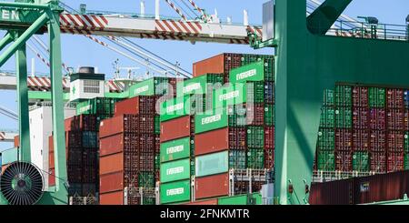 Tacoma, WA, USA - 16 maggio 2021 - trasporto di container sempre Lucky carico al porto di Tacoma in preparazione per la partenza a Kaohsiung, Taiwan Foto Stock