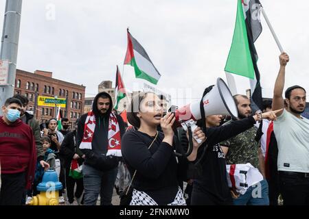 Dayton, Stati Uniti. 17 maggio 2021. L'organizzatore di proteste conduce canti contro l'occupazione israeliana della Palestina. I dimostranti si incontrano a Dayton, Ohio, nella piazza del tribunale, per radunare e marciare contro lo sciopero aereo di Israele su Gaza e l'occupazione della Palestina. Secondo il ministero della salute gestito da Hamas, il bilancio complessivo delle vittime si aggira intorno a 200, tra cui 59 bambini e 35 donne, con almeno 1,305 feriti. (Foto di Stephen Zenner/SOPA Images/Sipa USA) Credit: Sipa USA/Alamy Live News Foto Stock