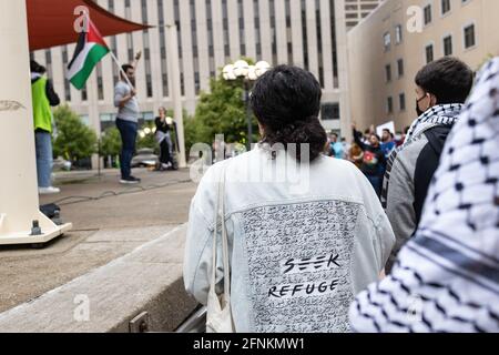 Dayton, Stati Uniti. 17 maggio 2021. L'oratore solleva il pugno a favore di una Palestina liberata. I dimostranti si incontrano a Dayton, Ohio, nella piazza del tribunale, per radunare e marciare contro lo sciopero aereo di Israele su Gaza e l'occupazione della Palestina. Secondo il ministero della salute gestito da Hamas, il bilancio complessivo delle vittime si aggira intorno a 200, tra cui 59 bambini e 35 donne, con almeno 1,305 feriti. (Foto di Stephen Zenner/SOPA Images/Sipa USA) Credit: Sipa USA/Alamy Live News Foto Stock