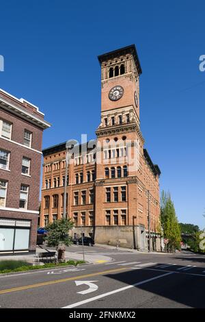 Tacoma, WA, USA - 16 maggio 2021; Old City Hall a Tacoma Washington è un edificio in mattoni con impressionante torre dell'orologio e influenze europee Foto Stock