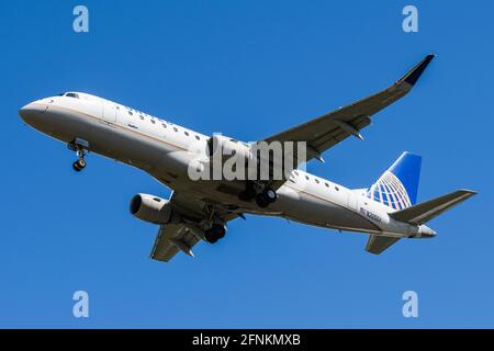 SeaTac, WA, USA - 16 maggio 2021; United operated by Skywest Flight SKW5440 Approaching SeaTac with a Embraer 175 tail N205SY from San Francisco Foto Stock