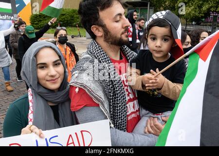 Dayton, Stati Uniti. 17 maggio 2021. La famiglia dimostra di essere uno Stato palestinese libero. I dimostranti si incontrano a Dayton, Ohio, nella piazza del tribunale, per radunare e marciare contro lo sciopero aereo di Israele su Gaza e l'occupazione della Palestina. Secondo il ministero della salute gestito da Hamas, il bilancio complessivo delle vittime si aggira intorno a 200, tra cui 59 bambini e 35 donne, con almeno 1,305 feriti. (Foto di Stephen Zenner/SOPA Images/Sipa USA) Credit: Sipa USA/Alamy Live News Foto Stock