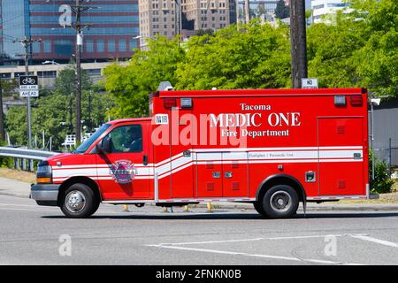 Tacoma, WA, USA - 16 maggio 2021 - Tacoma Fire Department Medic un'unità paramedica che lascia l'area del porto di Tacoma Foto Stock