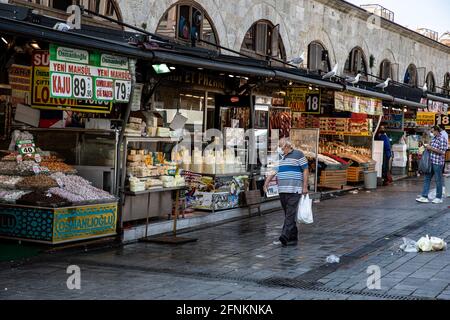 Istanbul, Turchia. 17 maggio 2021. Un uomo è stato visto camminare nel mercato di Eminonu. Nell'ambito delle misure del Covid-19, la graduale normalizzazione è iniziata a partire da oggi con la diminuzione del numero di casi dopo 17 giorni di chiusura in tutta la Turchia. (Foto di Onur Dogman/SOPA Images/Sipa USA) Credit: Sipa USA/Alamy Live News Foto Stock