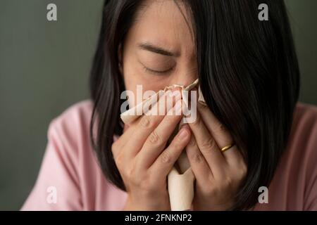 Donna asiatica ha avuto allergia al naso, influenza starnuti naso. Foto Stock