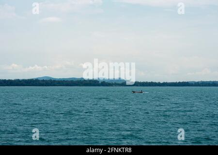 Piccola ringhiera in oceano vicino isola remota Foto Stock