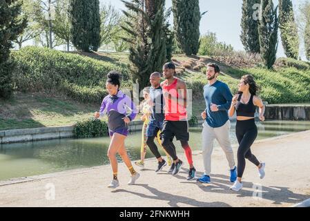 Gruppo di corridori che si allenano in un parco. Foto Stock