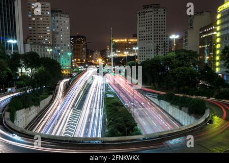 Vista notturna del traffico dei veicoli sul corridoio Nord-Sud dal Viadotto di Cha, durante una notte piovosa, nel centro di Sao Paulo Foto Stock