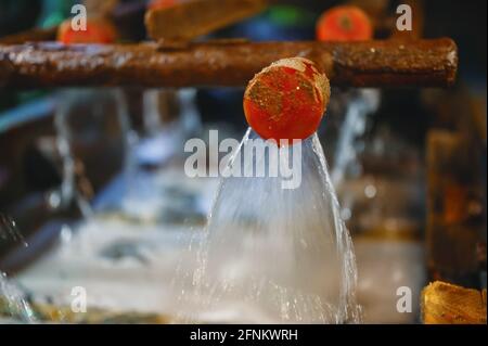 Schermo vibrante, lavaggio con liquido Foto Stock