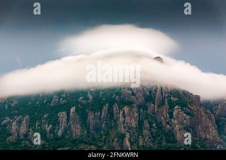 Meraviglioso clima monsonico con Misty bianco nubi sfondo di montagna. TAADAHAI MALAI a Thittuvilai vicino a NAGERCOIL, DISTRETTO DI KANYAKUMARI, Tamil Nadu. Foto Stock