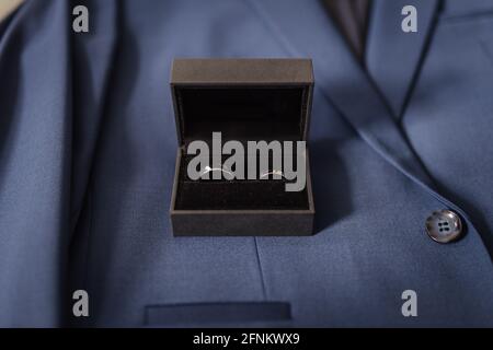 Gli anelli di nozze si chiudono in una scatola Foto Stock