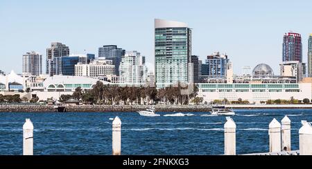 Panorama del Centro Congressi di San Diego e del Parco Embarcadero Dal traghetto Coronado con imbarcazioni da diporto sulla baia e un cielo blu chiaro Foto Stock