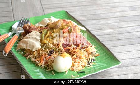 Riso Briyani di pollo sul tavolo. Una cucina indiana. Vista laterale. Spazio di copia. Foto Stock