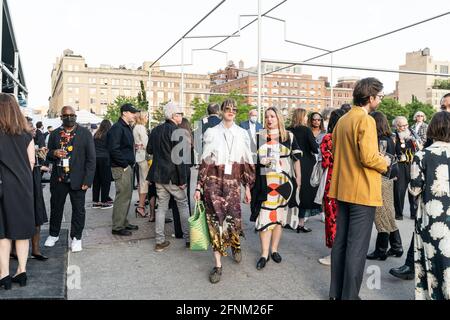 New York, Stati Uniti. 17 maggio 2021. Atmosfera durante la scultura monumentale di David Hammons cerimonia di dedicazione finale della giornata la penisola di Gansevoort a New York il 17 maggio 2021. L'installazione della scultura è stata sponsorizzata dal Whitney Museum of American Art e donata alla città. FDNY Fire boat ha creato l'esposizione d'acqua alla fine della cerimonia. L'atmosfera era più rilassante dopo che le regole pandemiche erano rilassate in mezzo al declino dei casi di COVID-19. (Foto di Lev Radin/Sipa USA) Credit: Sipa USA/Alamy Live News Foto Stock