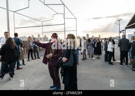 New York, Stati Uniti. 17 maggio 2021. Atmosfera durante la scultura monumentale di David Hammons cerimonia di dedicazione finale della giornata la penisola di Gansevoort a New York il 17 maggio 2021. L'installazione della scultura è stata sponsorizzata dal Whitney Museum of American Art e donata alla città. FDNY Fire boat ha creato l'esposizione d'acqua alla fine della cerimonia. L'atmosfera era più rilassante dopo che le regole pandemiche erano rilassate in mezzo al declino dei casi di COVID-19. (Foto di Lev Radin/Sipa USA) Credit: Sipa USA/Alamy Live News Foto Stock