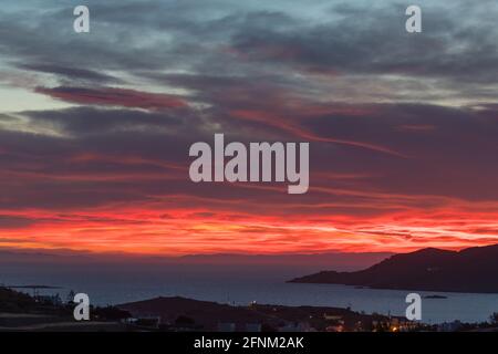 Tramonto mozzafiato. Tramonto rosso sangue brillante sullo sfondo. Immagine stock. Foto Stock