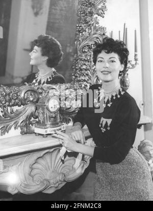 Gardner, Ava, 24.12.1922 - 25.1.1990, attrice americana, mezza lunghezza, Nel suo appartamento, Roma, DIRITTI-AGGIUNTIVI-AUTORIZZAZIONE-INFO-NON-DISPONIBILE Foto Stock