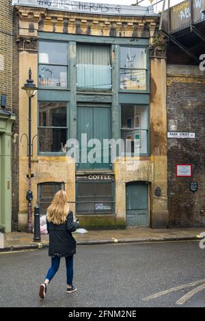 Giovane donna che cammina oltre 15 Park Street. London Borough of Southwark, Londra, Inghilterra, Regno Unito Foto Stock