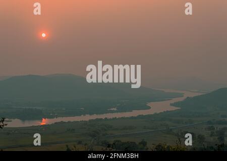 Paesaggio della zona di Konkan Maharashtra, tramonto e zona di mare. Tramonto a Parshuram Ghat. Foto Stock