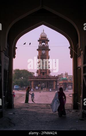 Gente di mattina presto pulendo le strade di ghanta ghar, mercato di sardar. . Foto Stock