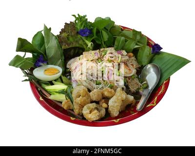 Insalata di noodles di riso piccante con gamberi e calamari isolati su sfondo bianco, pesce locale tailandese con uova sode mezzo con spuntino di maiale crackling Foto Stock