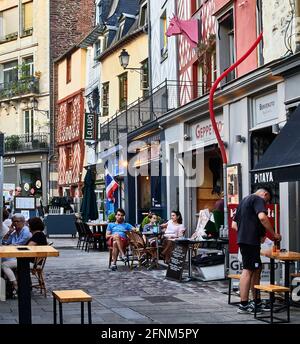 Francia. Rennes; città; dipartimento Ille-et-Vilaine, Bretagna. I turisti e la gente del posto apprezzano le terrazze allestite sulla strada nel centro storico della città Foto Stock