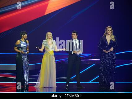 Rotterdam, Paesi Bassi. 17 maggio 2021. I presentatori Edsilia Rombley (l-r), Chantal Janzen, Jan Smit e Nikkie de Jager (NikkieTutorials) si trovano accanto l'uno all'altro durante la seconda prova della prima semifinale del Concorso Eurovisione Song (ESC) all'Ahoy Arena. Credit: Soeren Stache/dpa-Zentralbild/dpa/Alamy Live News Foto Stock