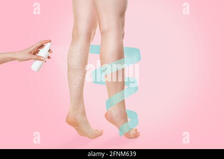 Una donna si alza sui piedi, e un prodotto cosmetico o medicinale viene spruzzato sui suoi shins. Spazio di copia. Un nastro blu si arriccia intorno alla gamba. Sfondo rosa Foto Stock